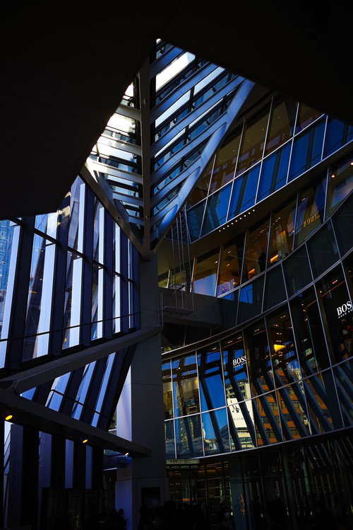 夜間にライトアップされた渋谷スクランブルスクエアのガラス張り外観