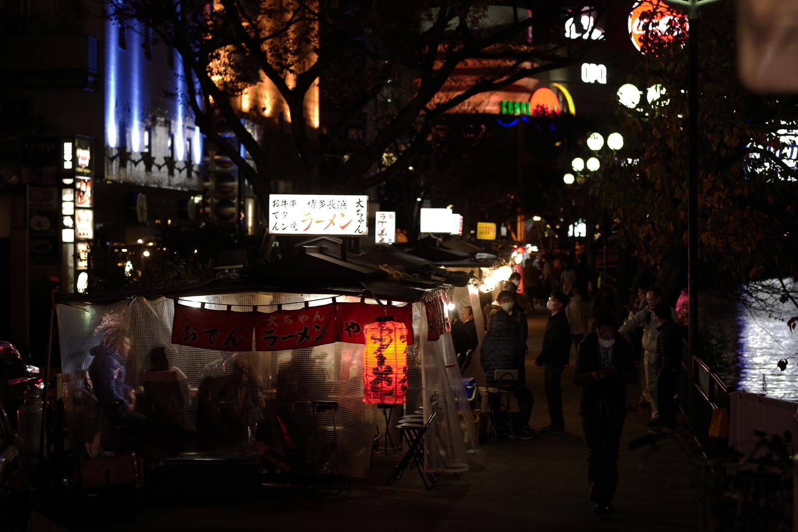 赤ちょうちんとラーメン看板が灯る博多屋台の夜間風景
