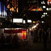 福岡博多屋台の夜間風景、赤ちょうちんとラーメン店の賑わいの写真