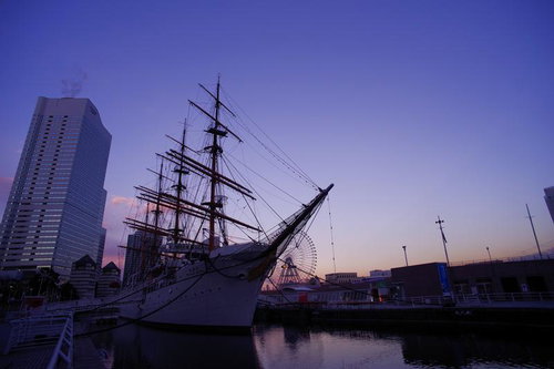 夕暮れの横浜みなとみらい、帆船日本丸とランドマークタワーのシルエット