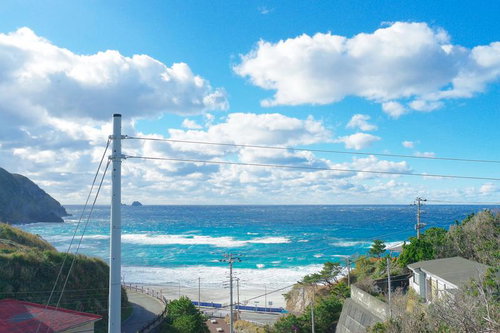 神津島から見える爽やかな青空とエメラルドグリーンの波