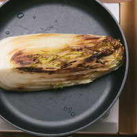 フライパンで焼く白菜のレシピ向け調理方法の写真
