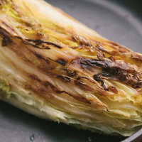 白菜の表面をこんがり焼いた一皿、グリルで仕上げた香ばしい焼き野菜の写真
