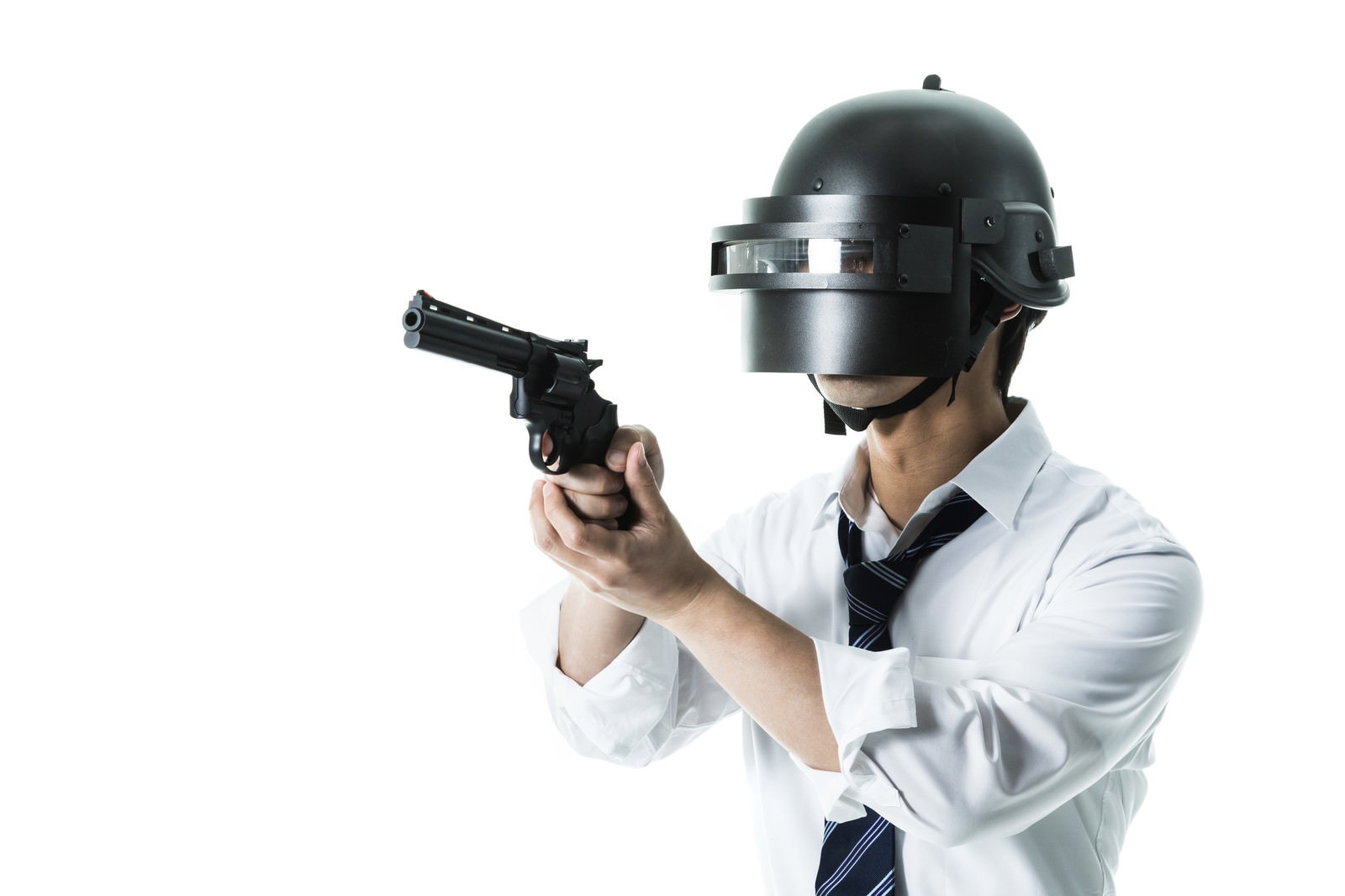 ヘルメットを着用した男性が拳銃を構えて狙いを定めている
