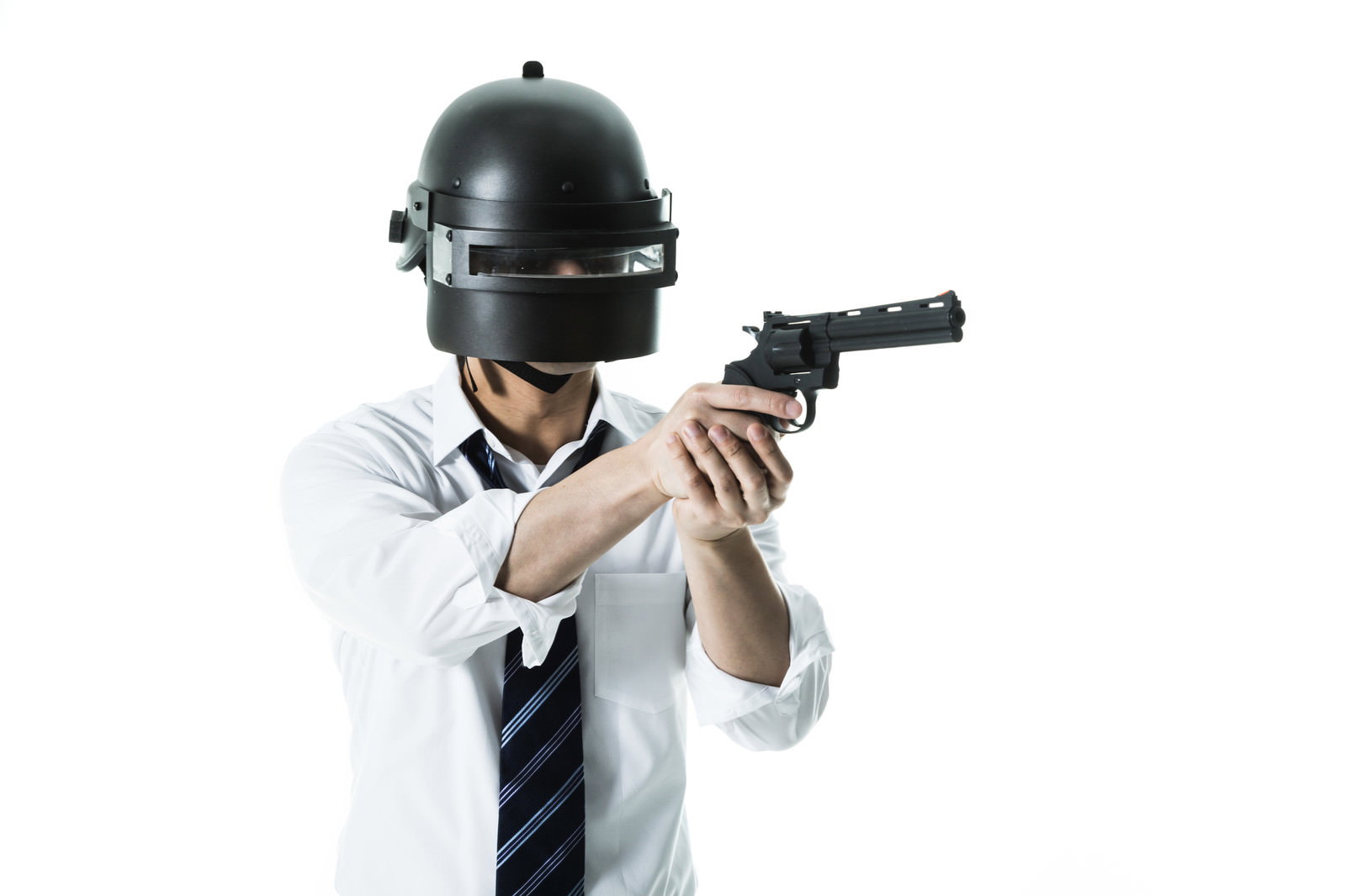 黒いヘルメットを装着し拳銃を構える白いシャツの男性
