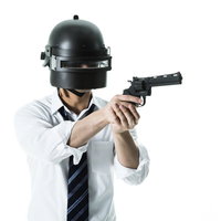 拳銃を現地調達した素人プレイヤー、ヘルメット装着で狙いを定めるの写真