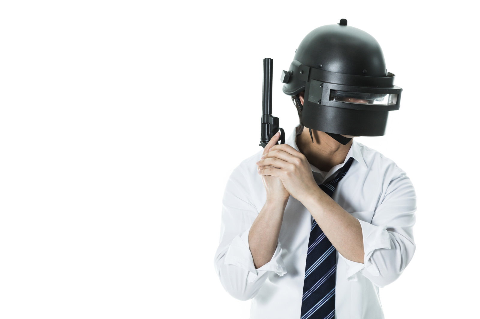 黒いヘルメットを被り白いシャツとネクタイ姿で拳銃を構える男性［モデル：大川竜弥］