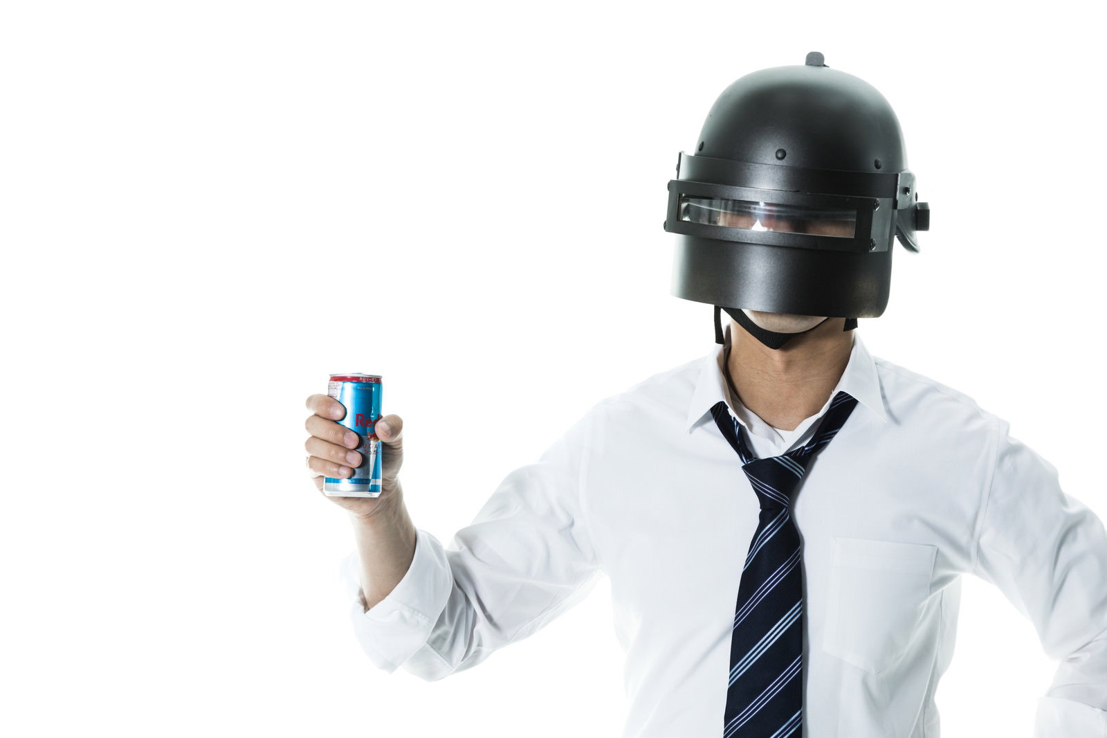 黒いヘルメットを被り白シャツにネクタイを着た男性がエナジードリンクを持っている［モデル：大川竜弥］