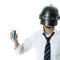 無人島でエナジードリンクを飲むPUBGプレイヤー（白バック）の写真