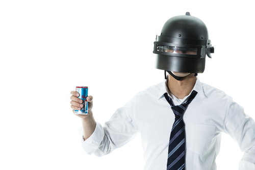 無人島でエナジードリンクを飲むPUBGプレイヤー（白バック）