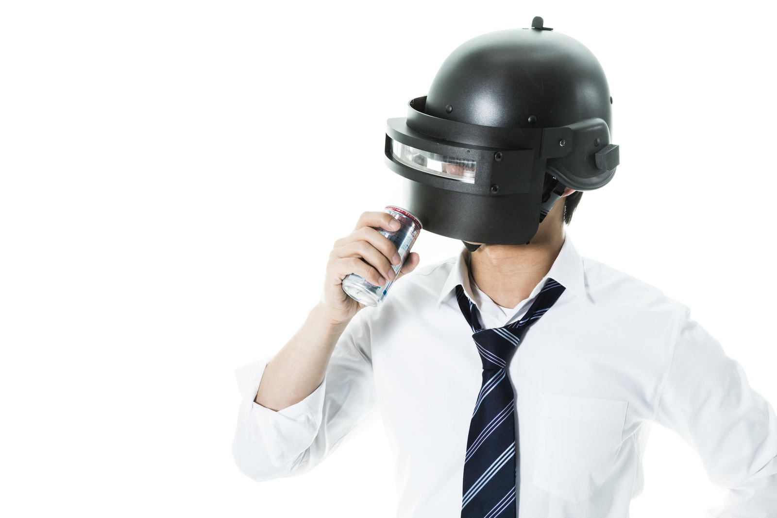 黒いヘルメットを被り白いワイシャツを着た男性がエナジードリンクを飲んでいる［モデル：大川竜弥］