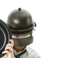 フライパンとLV3ヘルメットで武装したサラリーマンの写真