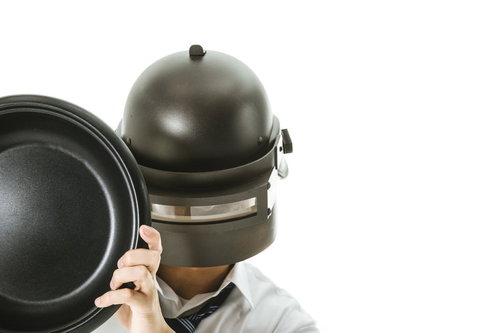 フライパンとLV3ヘルメットで武装したサラリーマン