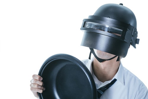 PUBGのフライパンのような金属板で銃弾を跳ね返すプレイヤー