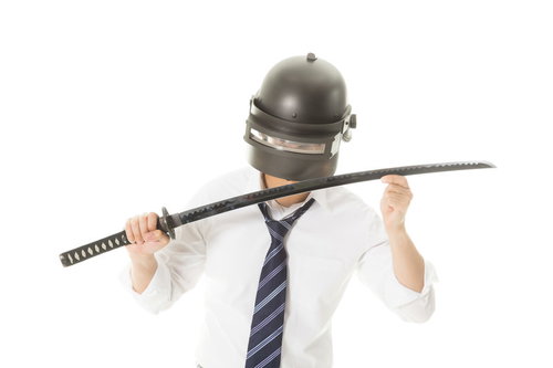 顔以外は斬らないでクレメンスとLV3ヘルメットを被る男性