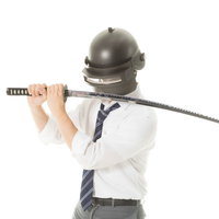 グレーのヘルメットを被り日本刀を構えるプレイヤーの写真