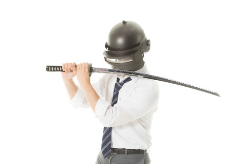 グレーのヘルメットを被り日本刀を構えるプレイヤー