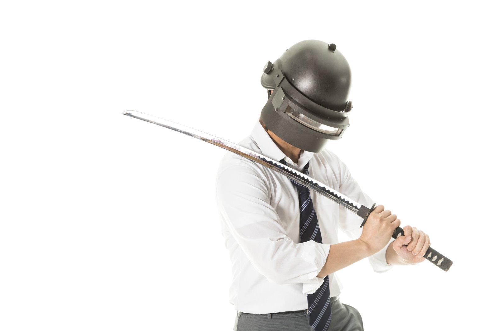 溶接工風のヘルメットを被り日本刀を構える男性コスプレイヤー［モデル：大川竜弥］