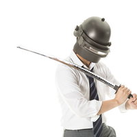 日本刀を持ってドン勝に憧れるコスプレイヤー男性の写真