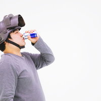 3ヘルでゲーム配信、エナジードリンクでチャージ中の男性の写真