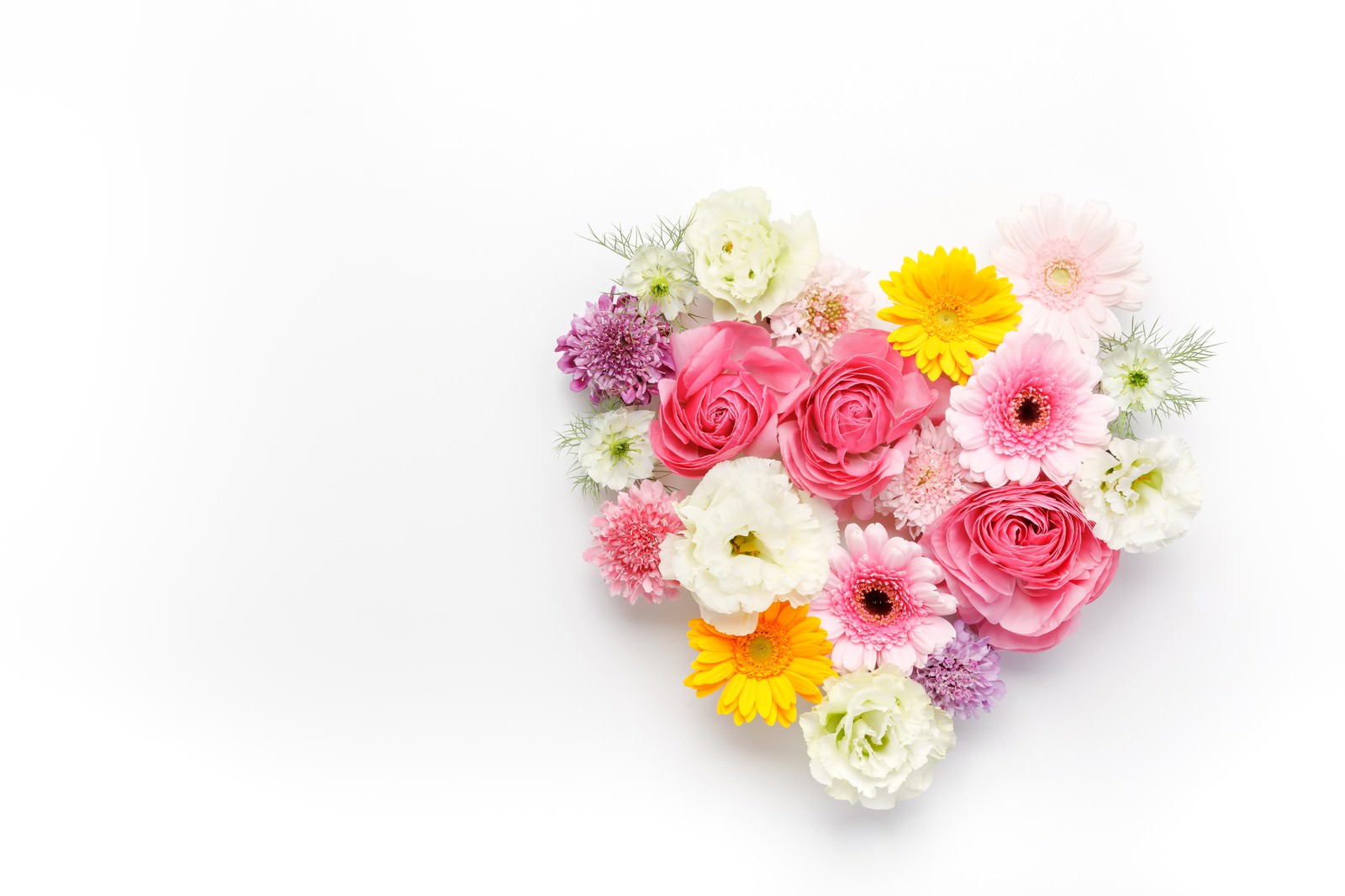 ピンクのバラをハート型にまとめた花束