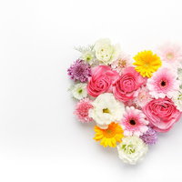 ハート型に配置した花束で愛情表現|バレンタインやウェディングにぴったりの写真