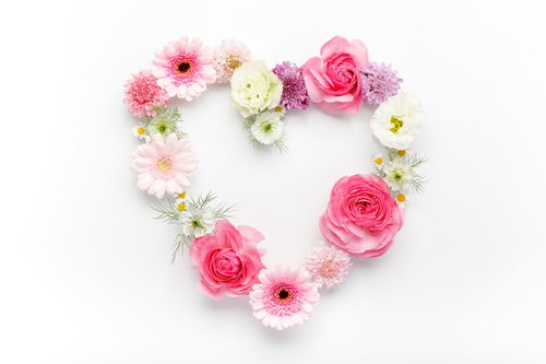 ピンクと白のバラで作られたお花のハートマーク（フレーム）