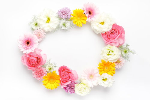 色とりどりの花で作ったお花の輪(楕円形フレーム)