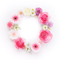 ピンクと白の薔薇で作った丸いお花の輪、リース状に放射状配置の写真