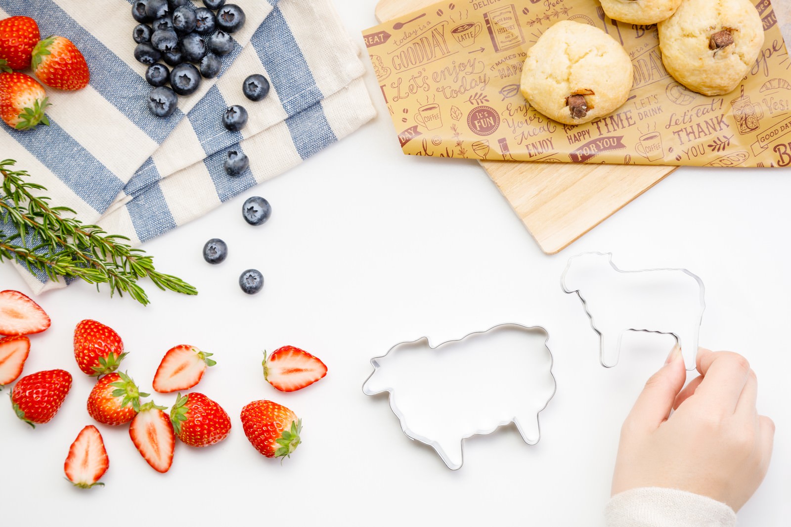 苺とブルーベリー、クッキー型を並べたお菓子作りの場面