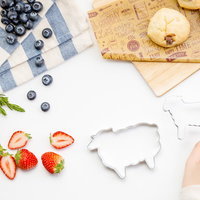 苺とブルーベリーで作るフルーツお菓子の製菓道具との写真