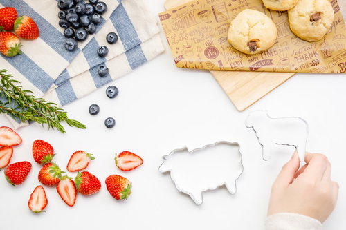 苺とブルーベリーで作るフルーツお菓子の製菓道具と