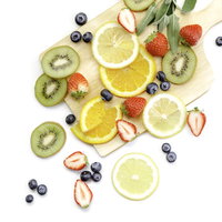 ビタミンたっぷりのカットフルーツと果物の栄養満点なの写真