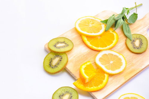 木目テーブルとノートパソコン、クッキーと珈琲