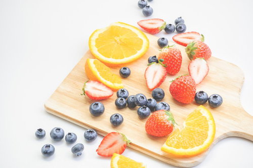 木製トレーに盛られたブルーベリーなどの新鮮な果物・フルーツ