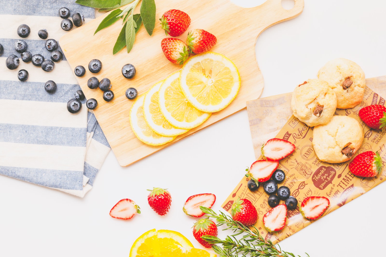 木製ボードに並んだカットフルーツとスコーン