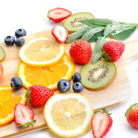 苺やレモンにキウイなどカットした果物てんこ盛りの写真