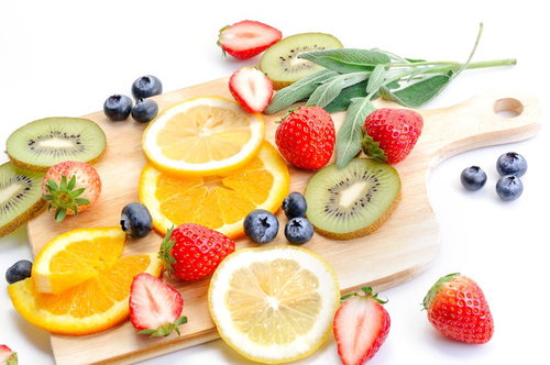 苺やレモンにキウイなどカットした果物てんこ盛り