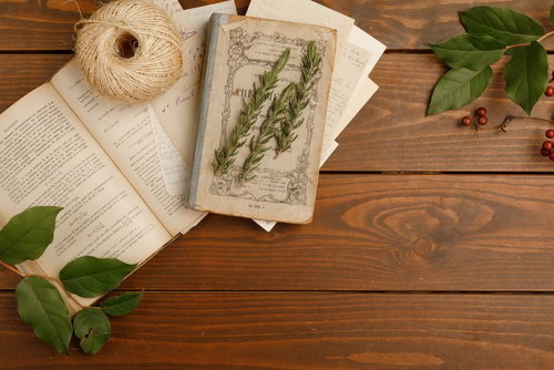古い手紙とニゲラの花、木のデスク