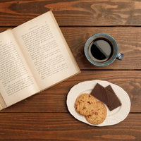 読書の時間、木製テーブルでコーヒーを楽しむの写真