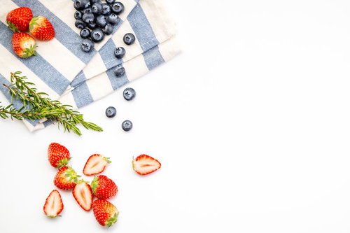 鮮やかな苺とブルーベリーとスコーンのフラットレイ