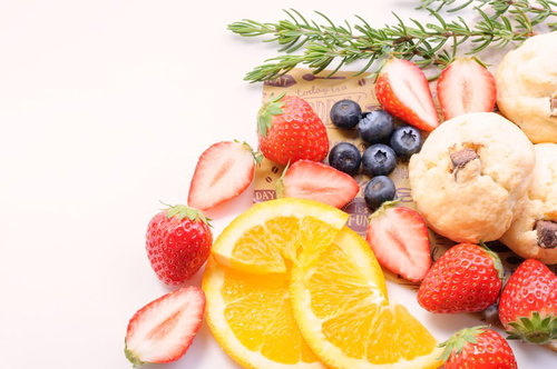 白背景に並ぶガーベラ5輪