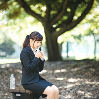 雨の日の窓に張り付く孤独と寂しさの写真