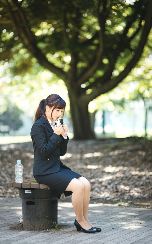 雨の日の窓に張り付く孤独と寂しさ