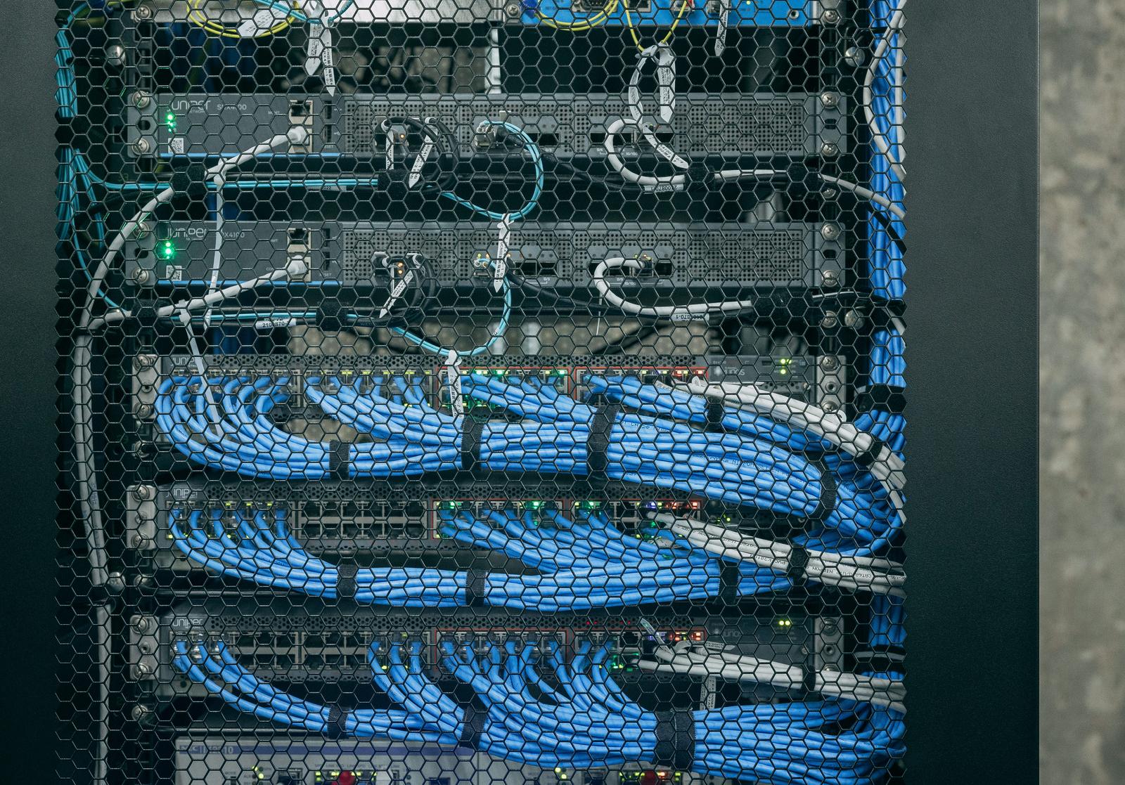 ネットワーク機器とLANケーブルが配置されたサーバーラック