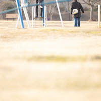 天神岬スポーツ公園の遊具で遊ぶ家族と子どもたちの写真