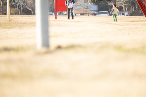 福島県天神岬スポーツ公園で遊ぶ子供連れの家族
