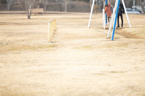 天神岬スポーツ公園の遊具で遊ぶ家族と子ども達
