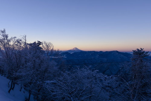 朝日を待つ富士山、雲取山の夜明け、冬の雪山から望む