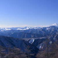 澄んだ空気の奥秩父、雲取山から望む雪山と富士山の写真